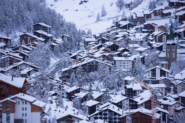 采尔马特山谷和马特霍恩峰的景观与新鲜的雪在瑞士 — 图库照片