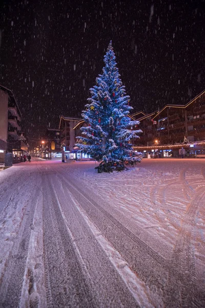 Snowy Rua Frio Inverno Noite Aldeia — Fotografia de Stock