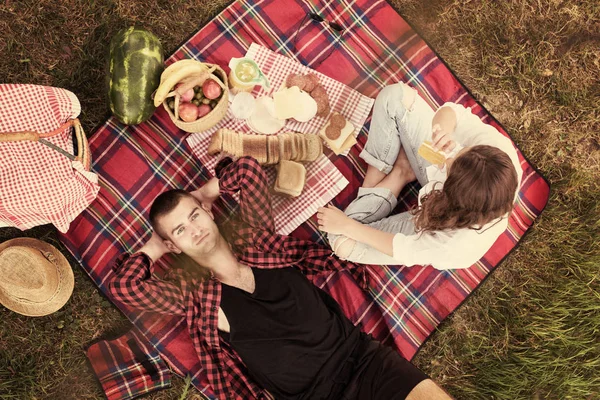 Pár Lásce Piknik Čas Jídlo Krásné Přírodě — Stock fotografie