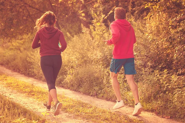 Fiatal Pár Élvezi Egészséges Életmód Miközben Jogging Ország Mentén — Stock Fotó