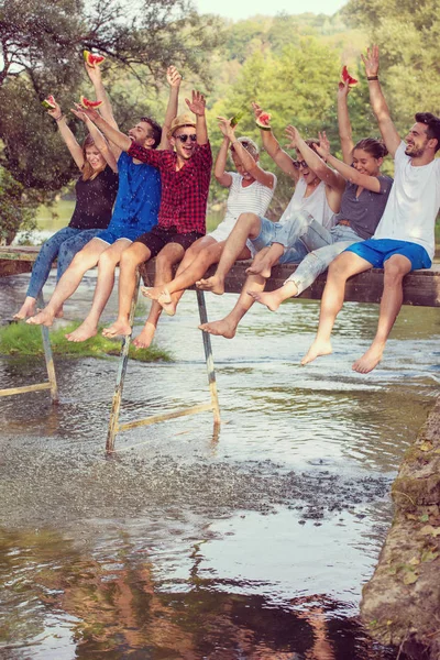 Grup Genç Arkadaşlar Nehri Güzel Doğada Ahşap Köprü Otururken Karpuz — Stok fotoğraf