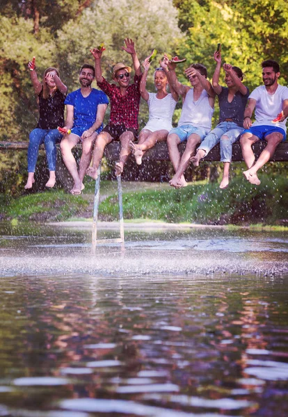 Grup Genç Arkadaşlar Nehri Güzel Doğada Ahşap Köprü Otururken Karpuz — Stok fotoğraf