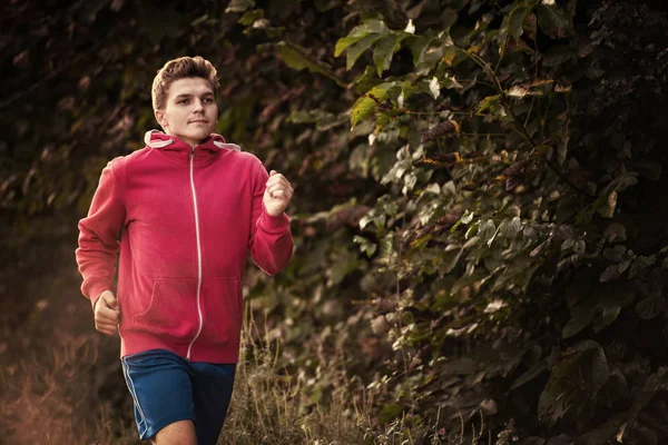 Joven Disfrutando Estilo Vida Saludable Mientras Trota Largo Del Camino —  Fotos de Stock