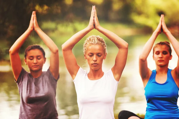 Grupa Młodych Kobiet Zdrowych Relaksujący Podczas Medytacji Jogi Ćwiczenia Pięknej — Zdjęcie stockowe
