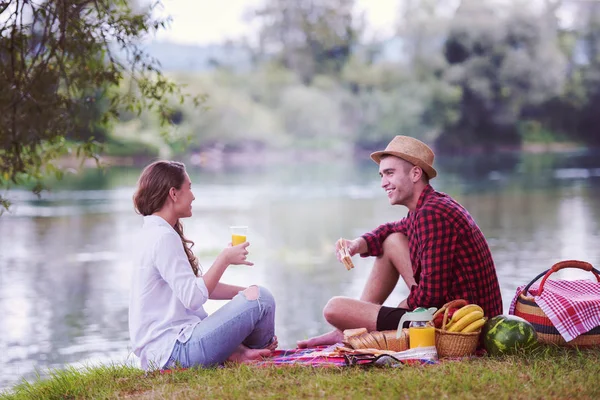 Pár Lásce Piknik Čas Jídlo Krásné Přírodě Břehu Řeky — Stock fotografie