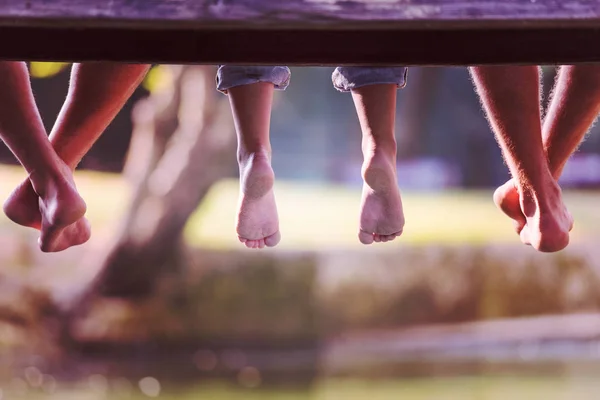 Grupp Människor Som Sitter Träbro Över Floden Med Fokus Hängande — Stockfoto