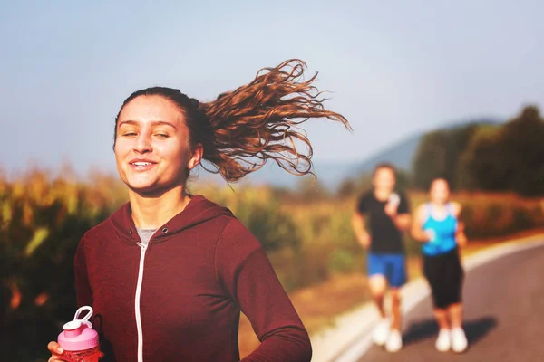 Grupa Młodych Ludzi Jogging Podismo Drogowego Kraju Działa Otwartej Drodze — Zdjęcie stockowe