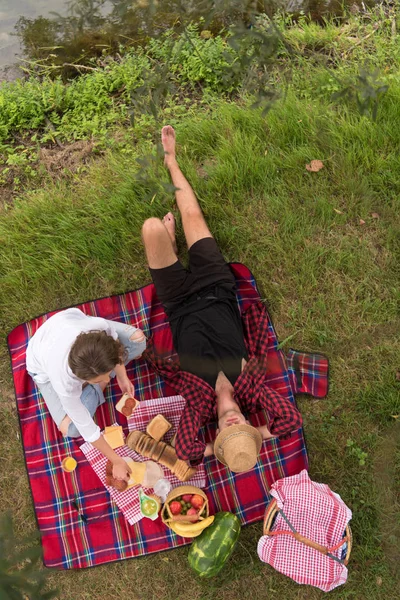 Verliebte Paare Genießen Picknick Und Essen Schöner Natur — Stockfoto