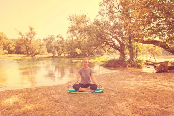 Sağlıklı Kadın Meditasyon Yoga Yaparken Nehri Kıyısında Güzel Doğada Egzersiz — Stok fotoğraf