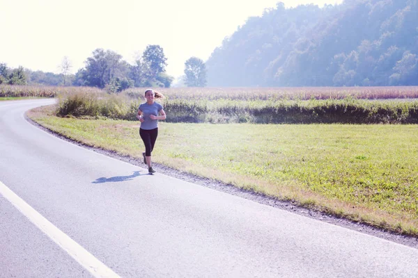 Jovem Mulher Desfrutando Estilo Vida Saudável Enquanto Corre Longo Estrada — Fotografia de Stock