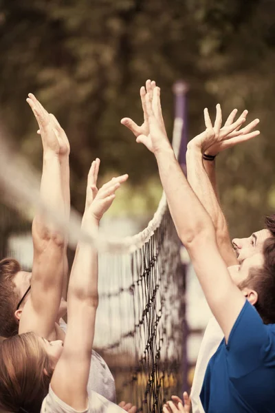 Folyó Partján Gyönyörű Természetben Játszó Strandröplabdázásra Szolgáló Fiatal Baráti Csoport — Stock Fotó