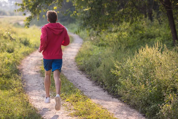 Młody Człowiek Ciesząc Się Zdrowego Trybu Życia Podczas Joggingu Wzdłuż — Zdjęcie stockowe