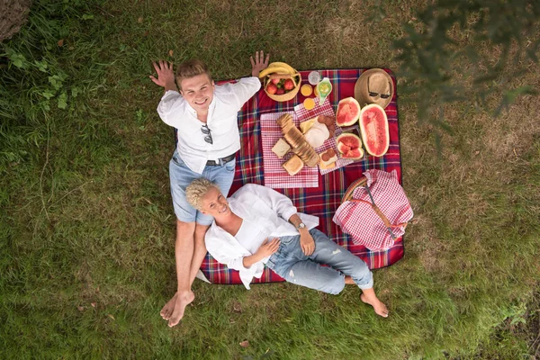 Verliebtes Paar Genießt Picknick Auf Plaid — Stockfoto