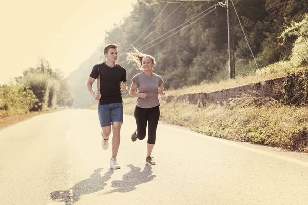 Ungt Par Njuta Hälsosam Livsstil Medan Jogging Längs Landsväg — Stockfoto