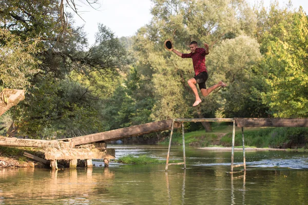 Gelukkig Man Hebben Plezier Springen Met Kleren Rivier — Stockfoto