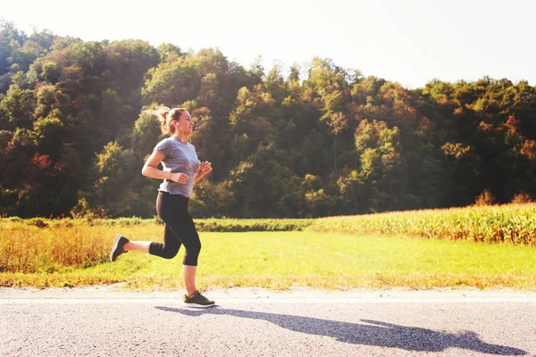 Jovem Mulher Desfrutando Estilo Vida Saudável Enquanto Corre Longo Estrada — Fotografia de Stock