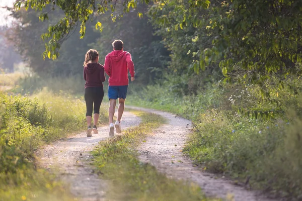 Fiatal Pár Élvezi Egészséges Életmód Miközben Jogging Ország Mentén — Stock Fotó