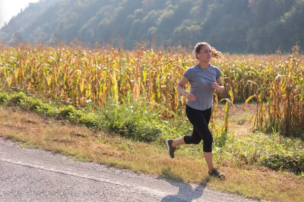 Młoda Kobieta Runner Spacerowe Okolicy — Zdjęcie stockowe