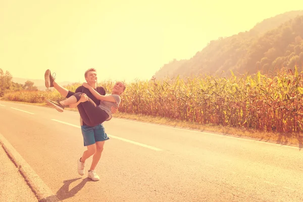 Man Redovisade Kvinna Famnen Medan Jogging Längs Väg Motion Och — Stockfoto