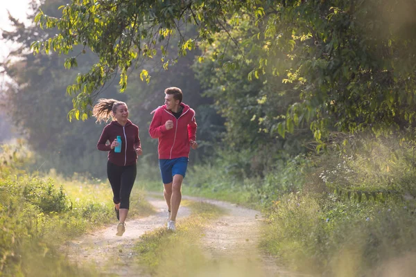Junges Paar Genießt Gesunden Lebensstil Beim Joggen Entlang Der Landstraße — Stockfoto