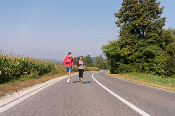 Jovem Casal Desfrutando Estilo Vida Saudável Enquanto Corre Longo Estrada — Fotografia de Stock