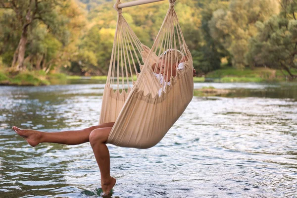 Unga Blonda Kvinnan Vilar Hängmattan Medan Njuter Naturen Älvstranden — Stockfoto