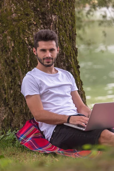 Joven Freelancer Usando Una Computadora Portátil Mientras Trabaja Hermosa Naturaleza —  Fotos de Stock