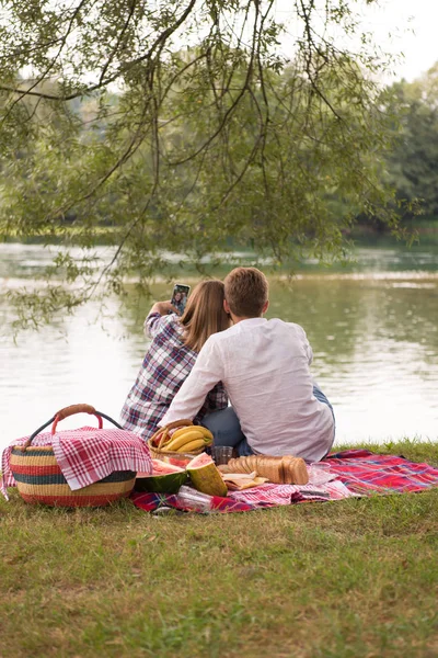 Verliebtes Paar Macht Selfie Mit Handy Beim Picknick Flussufer — Stockfoto