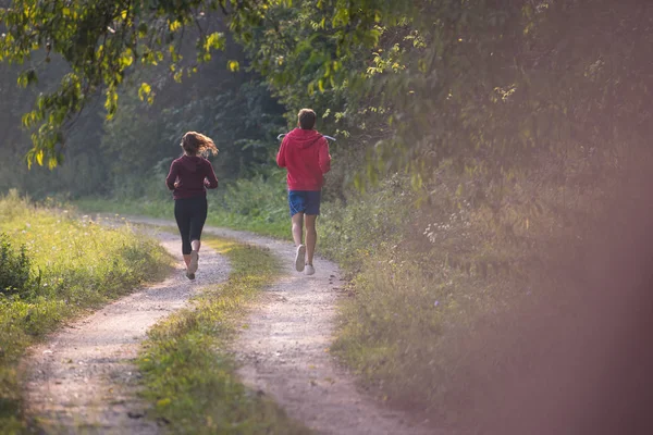 Młoda Para Cieszyć Się Zdrowego Trybu Życia Podczas Joggingu Wzdłuż — Zdjęcie stockowe