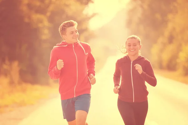 Ungt Par Njuta Hälsosam Livsstil Medan Jogging Längs Landsväg — Stockfoto