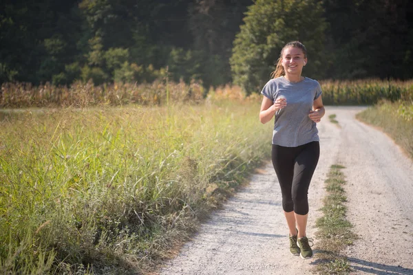 Jovem Mulher Desfrutando Estilo Vida Saudável Enquanto Corre Longo Estrada — Fotografia de Stock