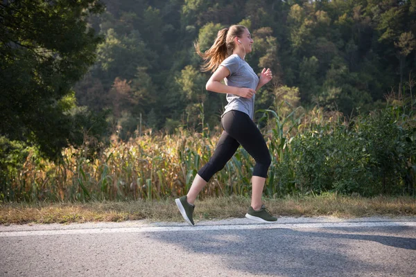 Młoda Kobieta Korzystających Zdrowego Trybu Życia Podczas Joggingu Wzdłuż Drogi — Zdjęcie stockowe