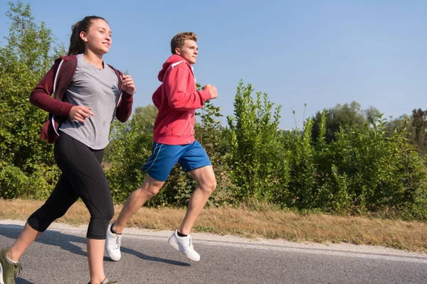 Fiatal Pár Élvezi Egészséges Életmód Miközben Jogging Ország Mentén — Stock Fotó