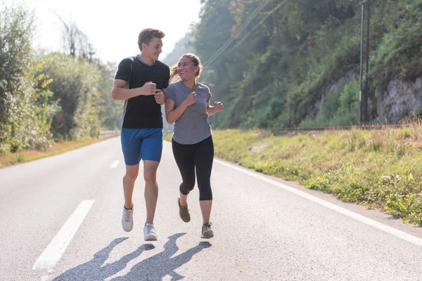 Jovem Casal Desfrutando Estilo Vida Saudável Enquanto Corre Longo Estrada — Fotografia de Stock