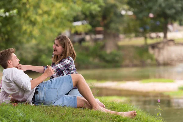 Verliebte Paare Genießen Picknick Drink Und Essen Schöner Natur Flussufer — Stockfoto