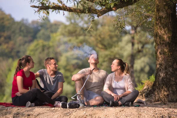 Grupp Unga Vänner Njuter Vacker Solig Dag Medan Röker Hookah — Stockfoto