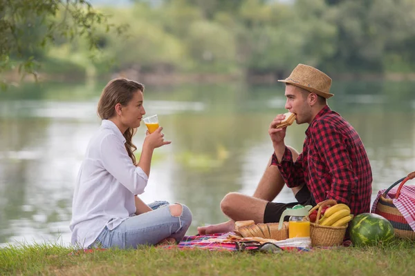 Paar Verliefd Genieten Van Picknick Tijd Voedsel Prachtige Natuur Aan — Stockfoto