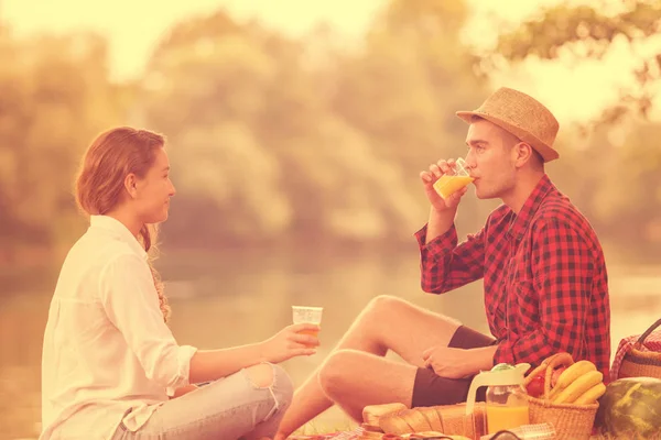 Paar Verliefd Genieten Van Picknick Tijd Voedsel Prachtige Natuur Aan — Stockfoto