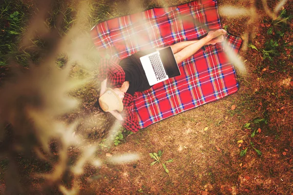 Jovem Freelancer Usando Computador Portátil Enquanto Trabalhava Bela Natureza Sob — Fotografia de Stock