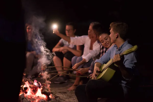 Grupo Jovens Amigos Felizes Relaxando Desfrutando Noite Verão Torno Fogueira — Fotografia de Stock