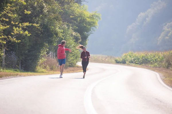 Jovem Casal Desfrutando Estilo Vida Saudável Enquanto Corre Longo Estrada — Fotografia de Stock