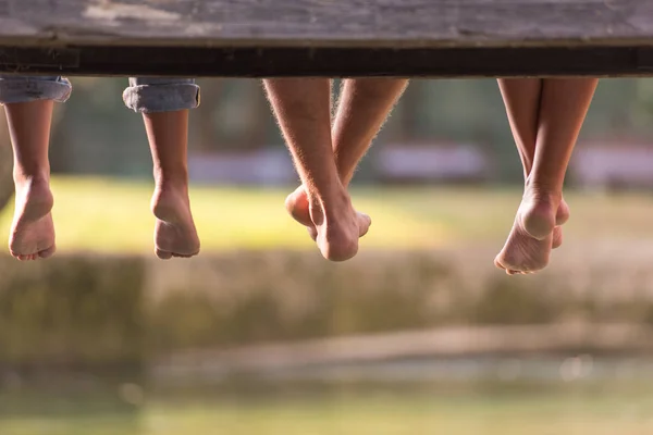 Groupe Personnes Assis Pont Bois Sur Rivière Avec Accent Sur — Photo