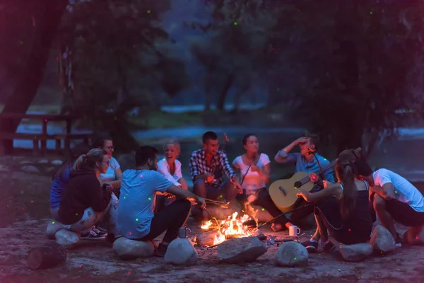 Groupe Jeunes Amis Heureux Détendre Profiter Soirée Été Autour Feu — Photo