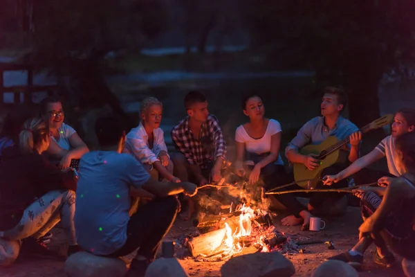 Eine Gruppe Fröhlicher Junger Freunde Entspannt Sich Und Genießt Den — Stockfoto
