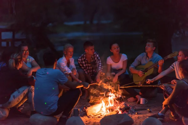 Grupo Jóvenes Amigos Felices Relajarse Disfrutar Noche Verano Alrededor Fogata —  Fotos de Stock