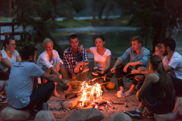 Skupina Šťastných Mladých Přátel Relaxovat Užívat Letní Večer Kolem Táboráku — Stock fotografie