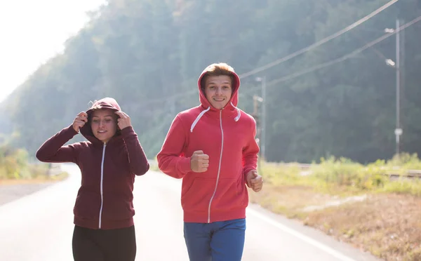 Jovem Casal Desfrutando Estilo Vida Saudável Enquanto Corre Longo Estrada — Fotografia de Stock