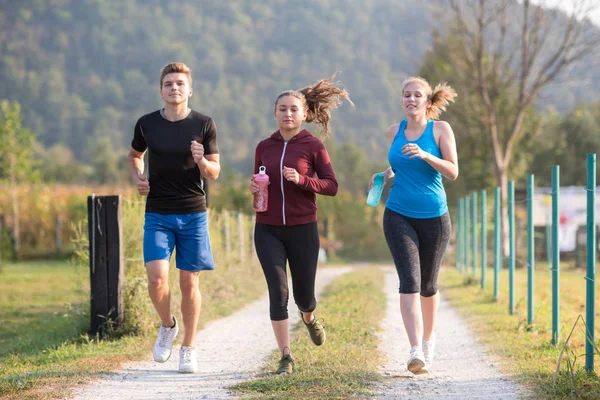 Grupa Młodych Ludzi Jogging Podismo Drogowego Kraju Działa Otwartej Drodze — Zdjęcie stockowe