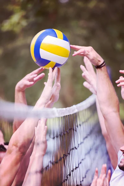 Groep Jonge Vrienden Die Beachvolleyballen Een Prachtige Natuur Aan Oever — Stockfoto