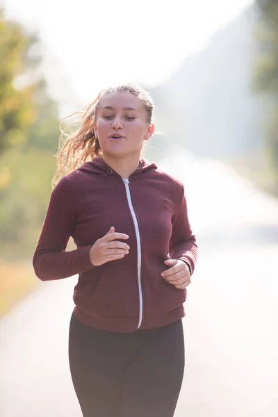 Młoda Kobieta Runner Spacerowe Okolicy — Zdjęcie stockowe